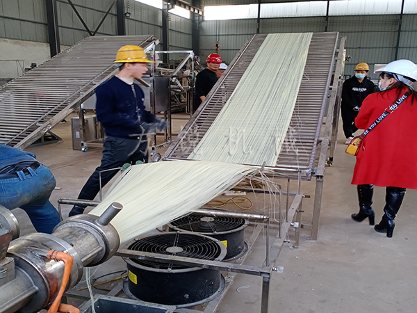 郅建如米線機現場試機,福建客戶看到效果很滿意